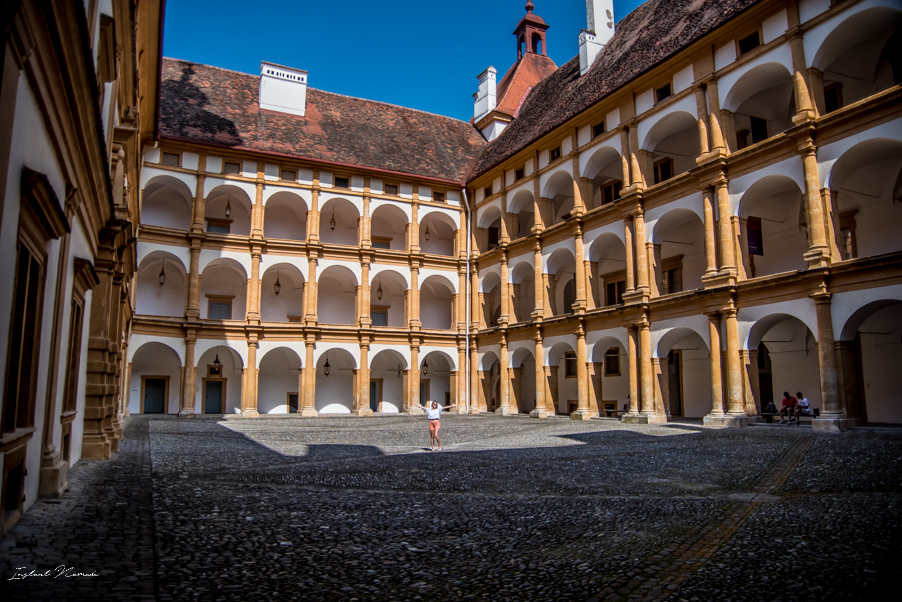cour chateau eggenberg