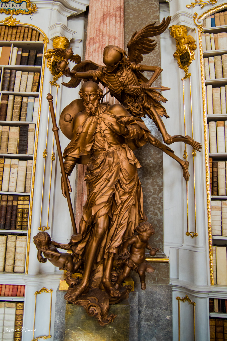 statue-dans-la-bibliotheque-abbaye-admont