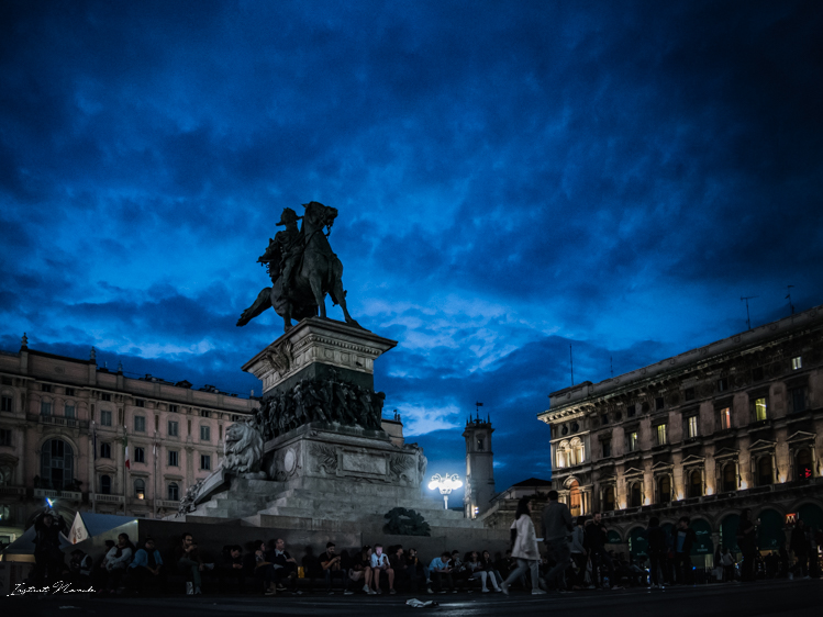 vue place il duomo de nuit