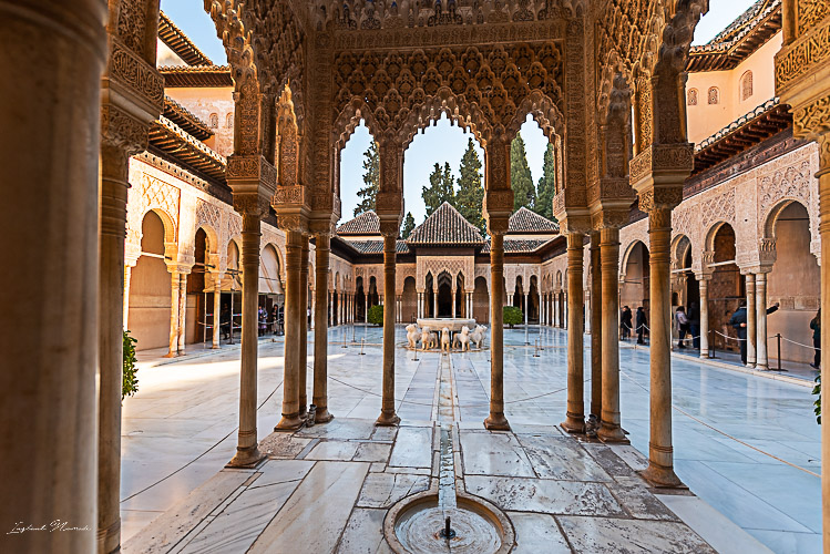cour des lions alhambra grenade