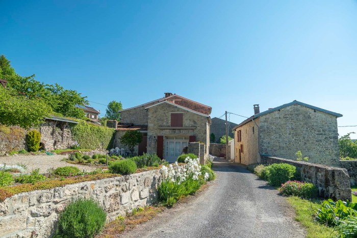 batisses anciennes dun sur meuse