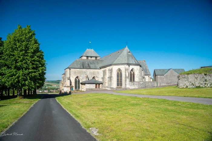 eglise medievale dun sur meuse