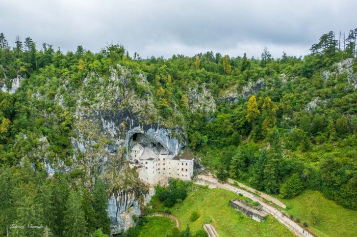 vue drone chateau predjama