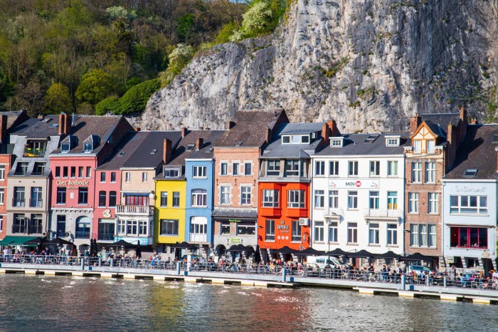 maisons colorees dinant belgique