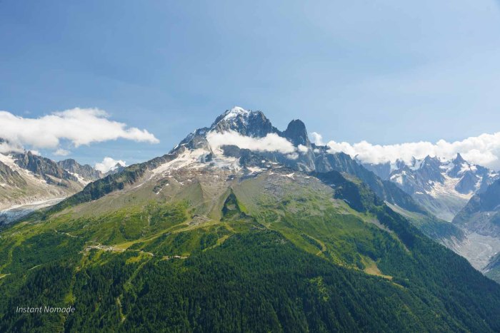 Vue sur l'aiguille verte depuis le chemin de randonnée en direction du refuge du lac blanc