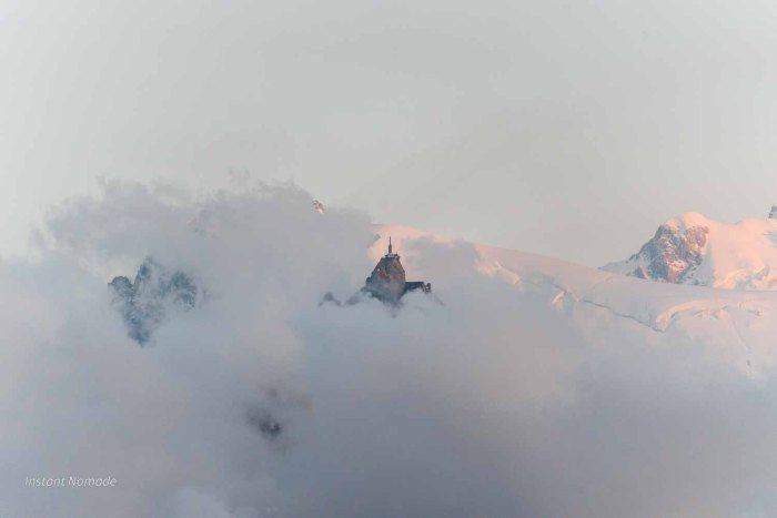 Aiguille du midi dans les nuages coucher de soleil depuis le refuge du lac blanc