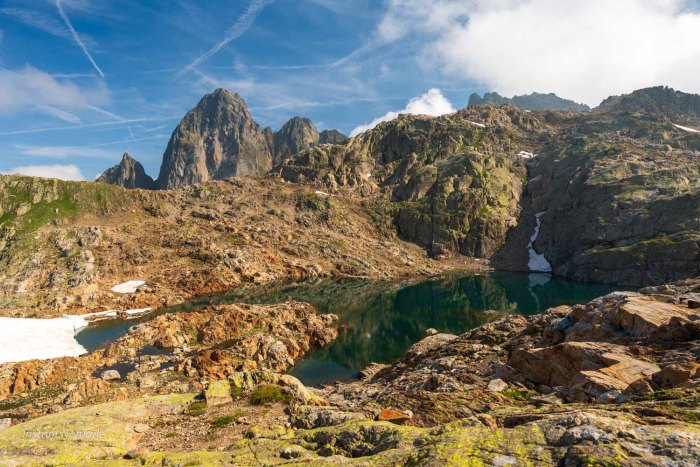 l'un des lacs noirs dans les aiguilles rouges