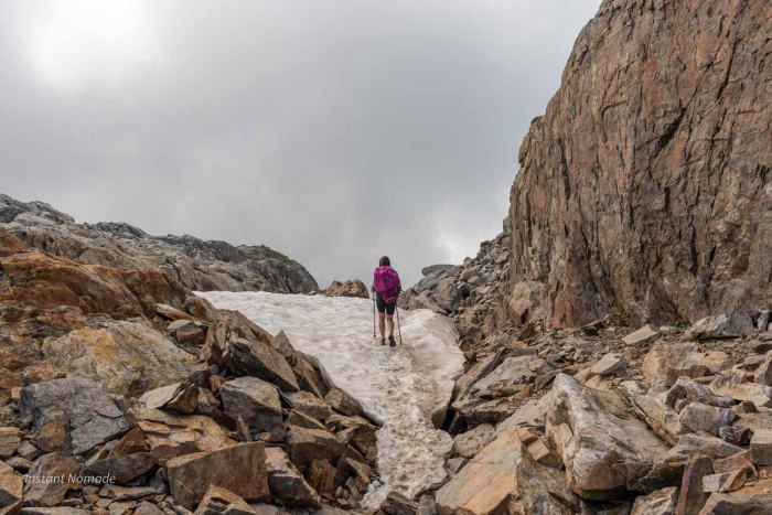 Randonnée dans les neiges éternelles proche des lacs noirs dans les aiguilles rouges