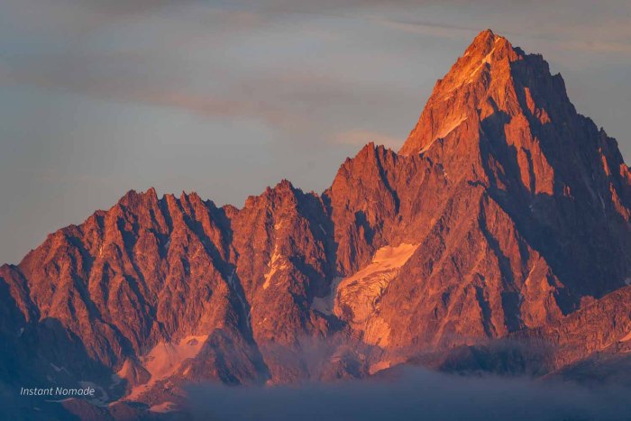 Vue depuis le refuge bellachat du lever de soleil sur le massif montagneux