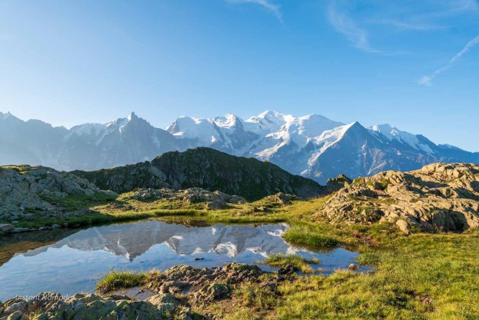 Reflet du massif du Mont Blanc dans un plan d'eau des Aiguilles Rouges