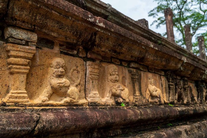 bas relief de la salle du conseil de parakrama bahu dans le site historique de Polonnaruwa au sri lanka