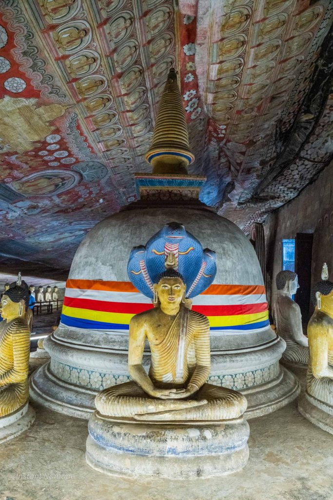 bouddha assis dans une grotte du temple d'or à dambulla