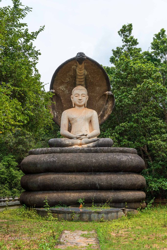 bouddha assis proche de pidurangala rock à sigiriya