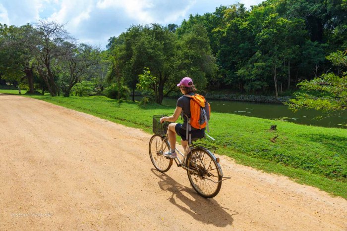 cycliste qui se promene sur le site de sigiriya
