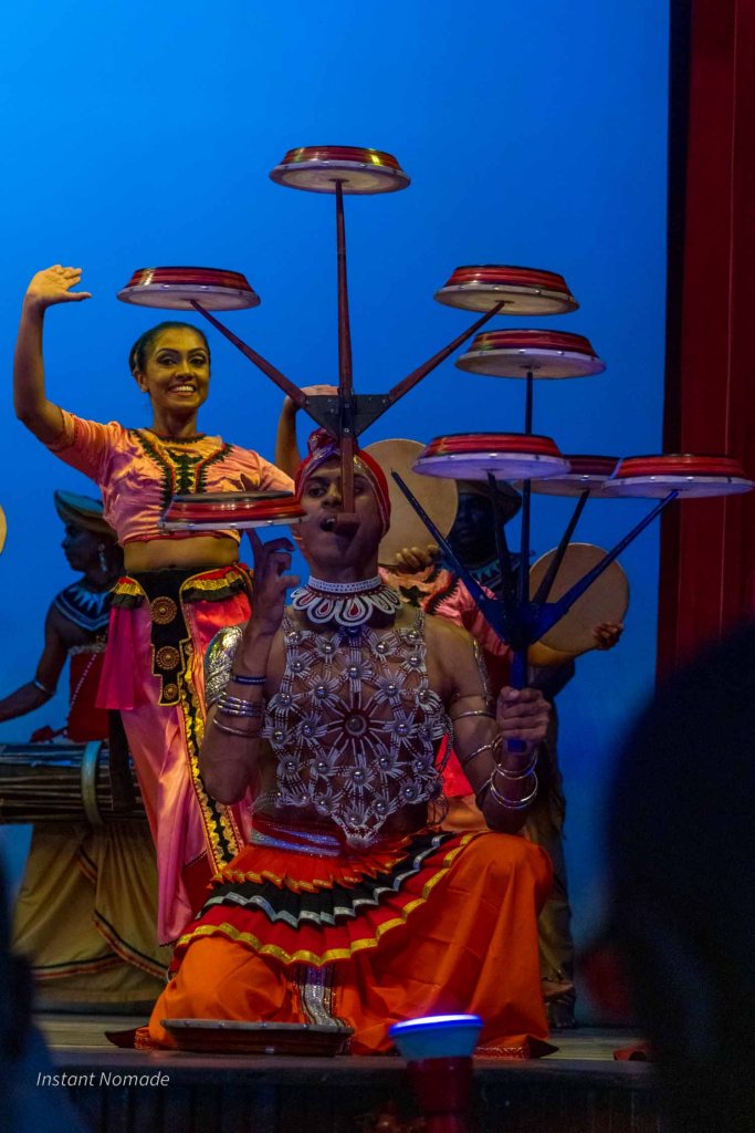 danseur du kandy lake club qui jongle avec des coupelles