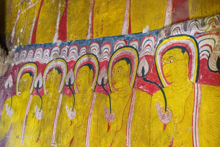 dessin des personnages dans les grottes du temple de rangiri dambulla