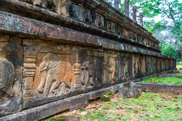 détail de côté de la salle du conseil de parakrama bahu dans le site historique de Polonnaruwa au sri lanka