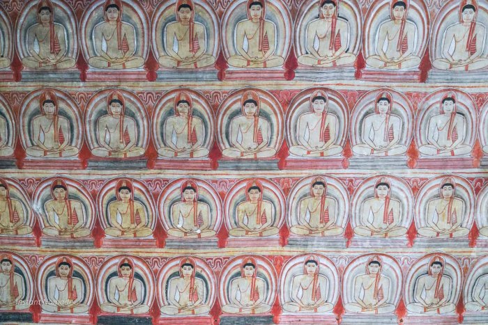 fresque illustrant plusieurs bouddhas assis dans les grottes du temple d'or de dambulla