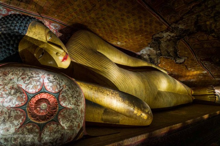 grand bouddha couché dans une grotte du temple d'or à dambulla