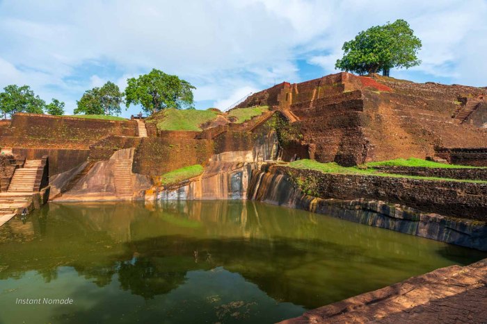 la piscine du rocher du lion à sigiriya