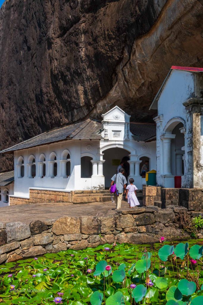 père et fille allant au temple d'or de dambulla