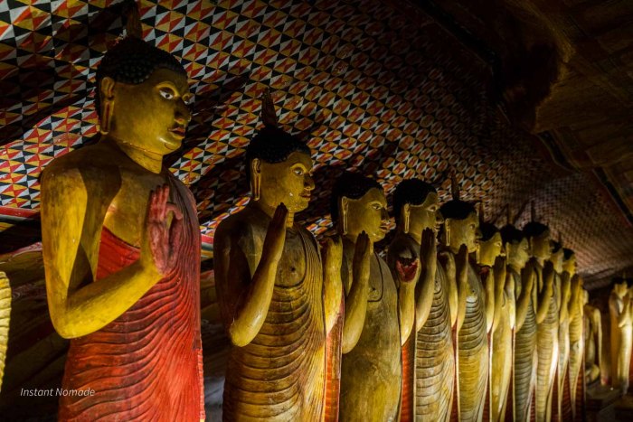 plusieurs bouddhas debout dans une grotte du golden cave temple