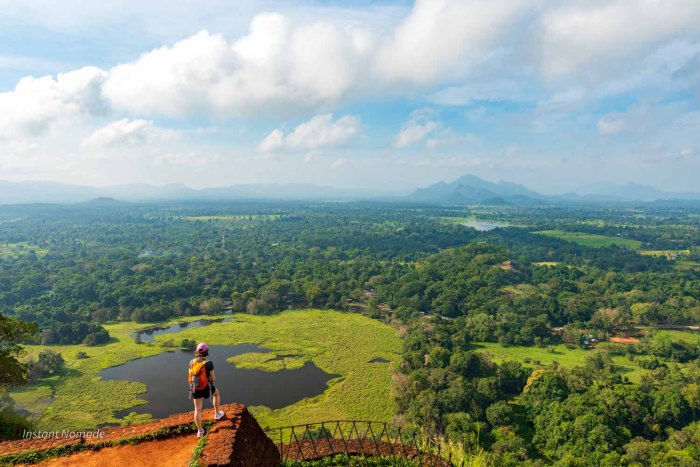 randonneuse qui admire le paysage depuis le sommet du rocher du lion à sigiriya