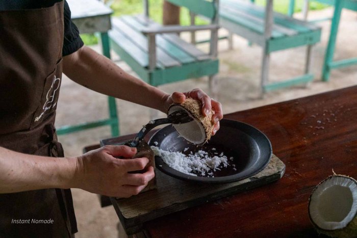 retirer la pulpe d'une noix de coco pendant un cours de cuisine