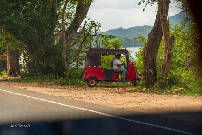tuktuk rouge garé au bord de la route dans le secteur de Sirigya