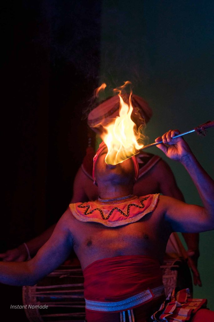 un cracheur de feu au spectacle du kandy lake club