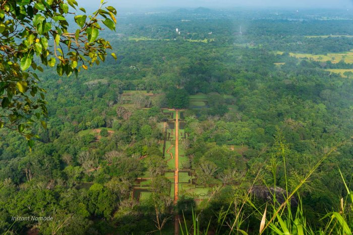 vue des jardins de sigiriya depuis le haut du rocher du lion