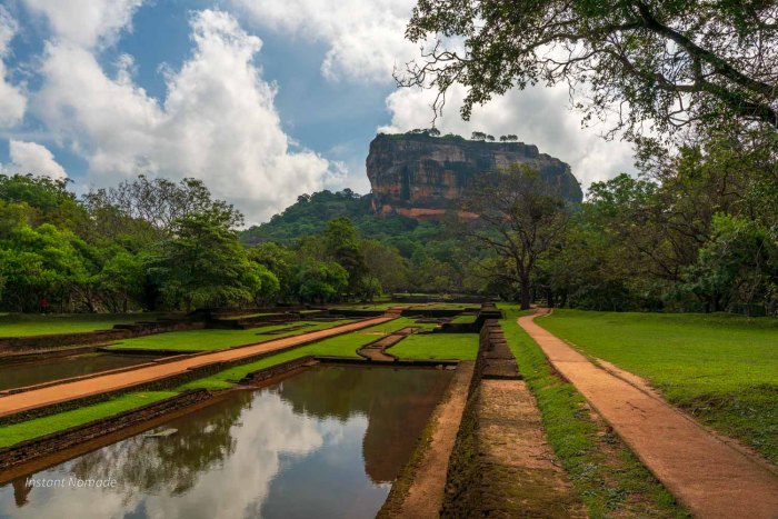 vue sur le rocher du lion de sigiriya depuis les jardins