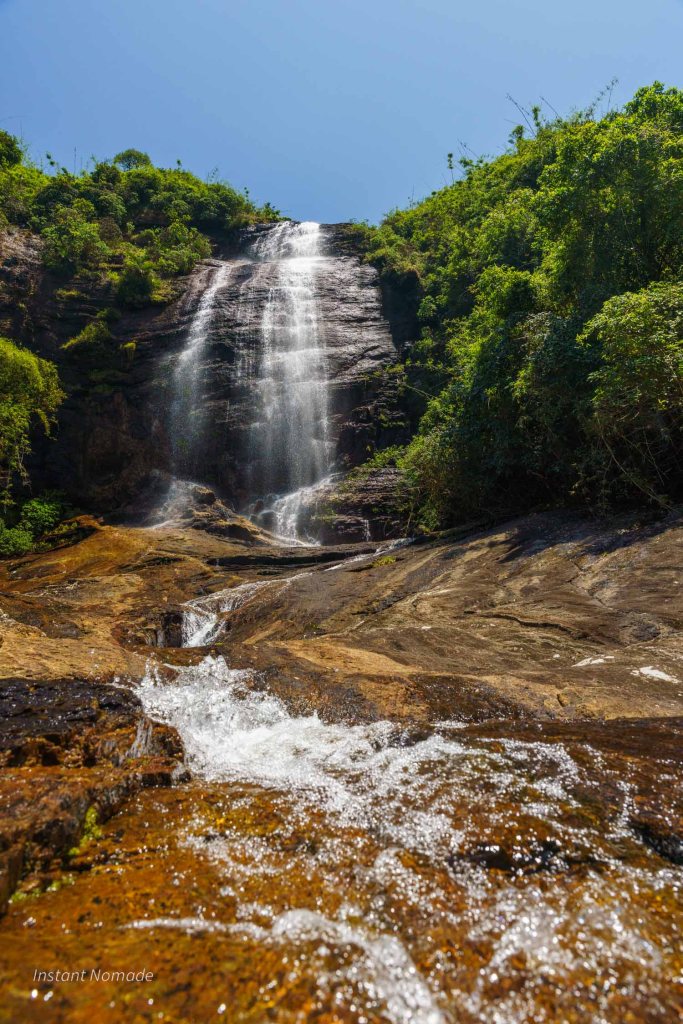 cascade visible pendant un trek dans les knuckles sri lanka