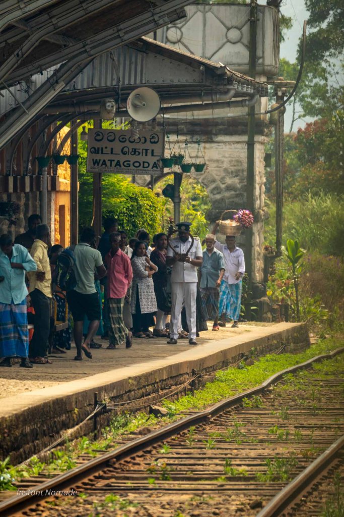 passagers patientant sur le quai de gare au sri lanka