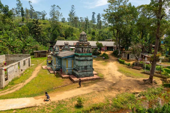 temple hindou avec enfants vue depuis le train