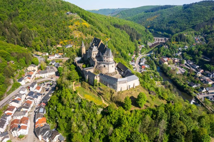 luxembourg vue aerienne chateau de vianden avec village en contre-bas