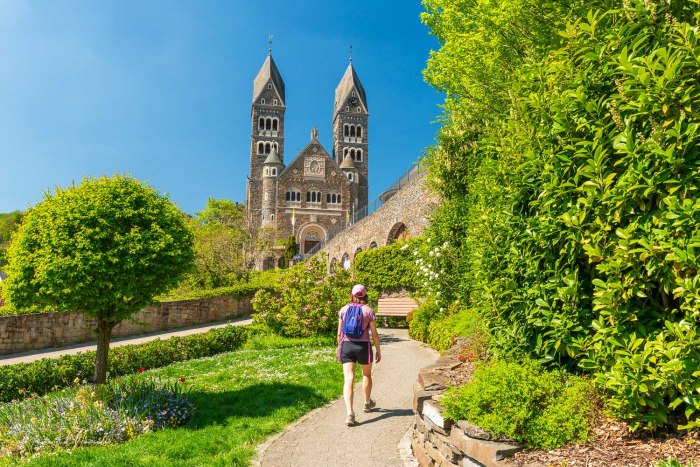 marcheuse devant Église Saints Côme Et Damien à Clervaux