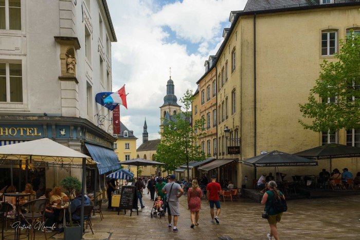 place luxembourg avec vue sur l'eglise saint michel