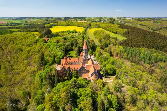 vue aerienne abbaye benedictine saint maurice de clervaux luxembourg