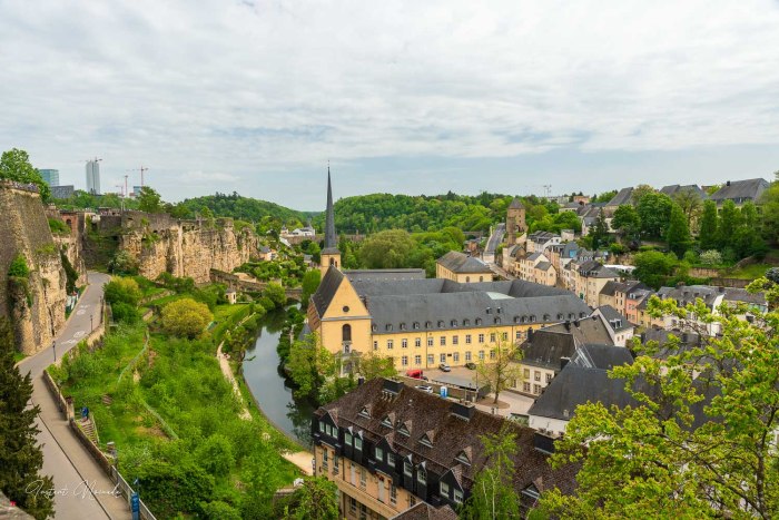 Vue panoramique sur l'Abbaye de Neumunster et l'église St. Jean du Grund à Luxembourg une belle journée d'été