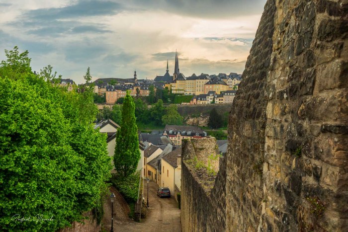 vue sur le chemin de la corniche depuis les remparts luxembourg ville