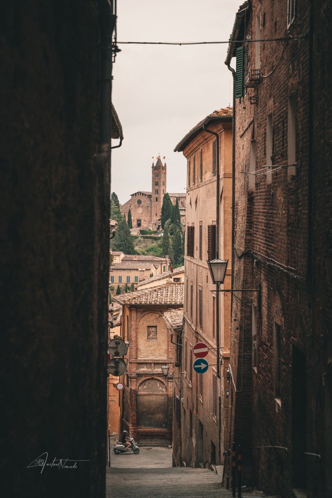ruelle medievale sienne italie