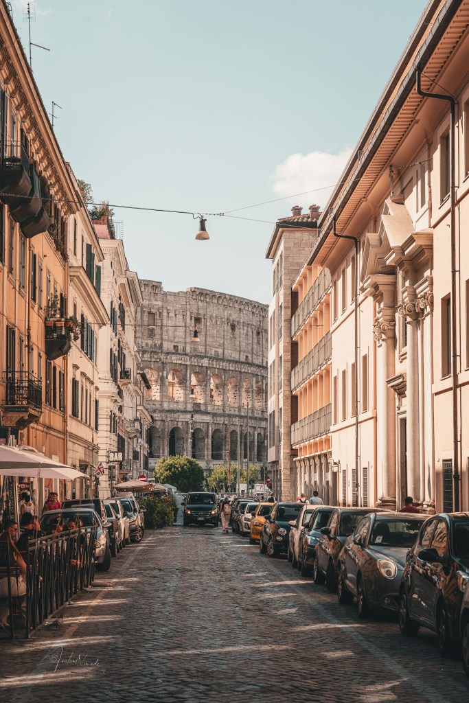 rue vue sur le colisee rome