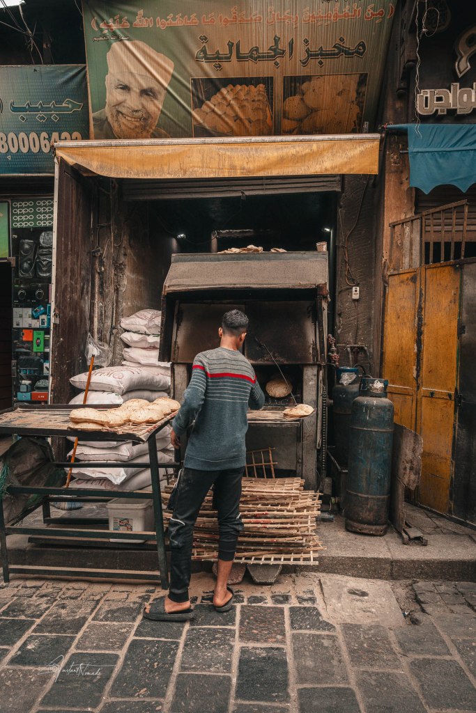 boulanger cuisant son pain dans la rue