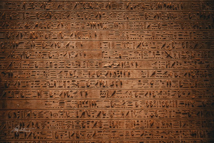 détail hiéroglyphe tablette dans le GEM du caire