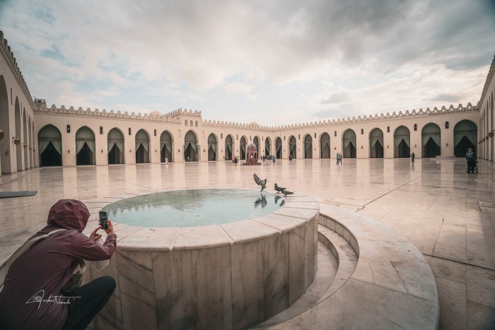 femme prenant photo dans la mosquée al-Hakim bi-Amr Allah