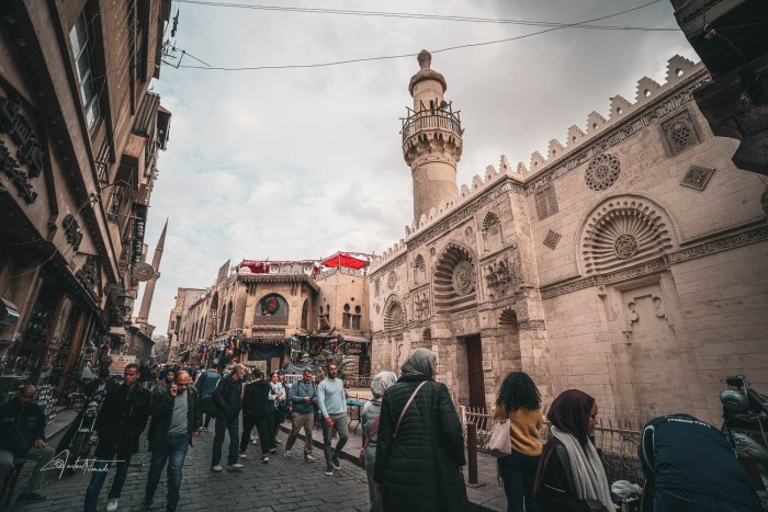 La mosquée al-Aqmar surla rue historique al-mu'izz