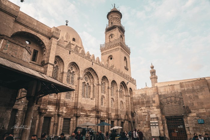 Le complexe de Qalawun dans la rue Al-Muizz au Caire