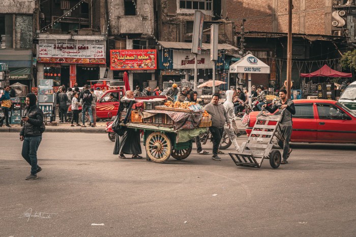 marchand ambulant dans les rues du caire
