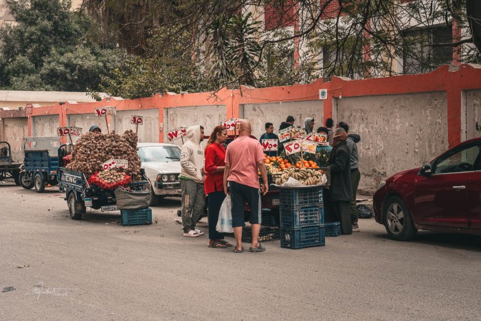 marchands de fruits dans une rue du caire